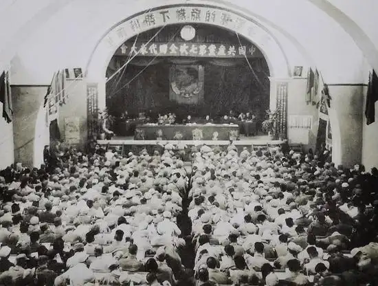 资料图片毛泽东在七大上作报告.