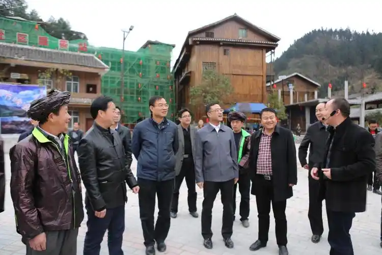 副省长陈鸣明到佳荣镇大土村易地扶贫安置点考察▲副省长陈鸣明看望