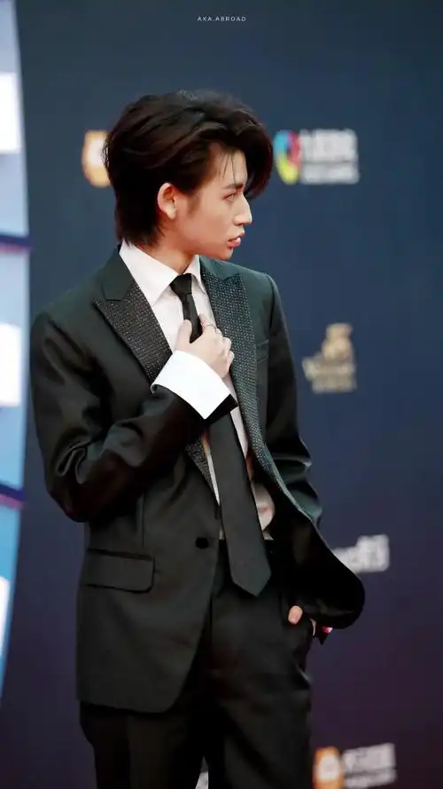 小鬼王琳凯 西装简直太帅啦!直接原地结婚了