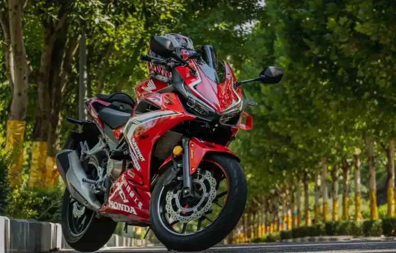 虽然我技术菜,但是不影响帅,又是顶着太阳拍照的一天#本田cbr500r