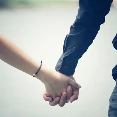 牵手情侣头像真人情侣头像手牵手一左一右