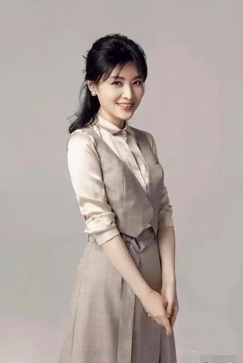 67周涛端庄典雅,声音甜美,气质优雅,谈吐大方,具有一种迷人的独特