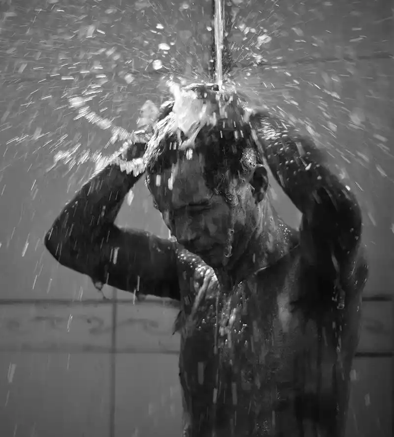 下班的时候澡堂里有个哥们在刷牙,不禁感叹煤矿工人太难了,现实就是有