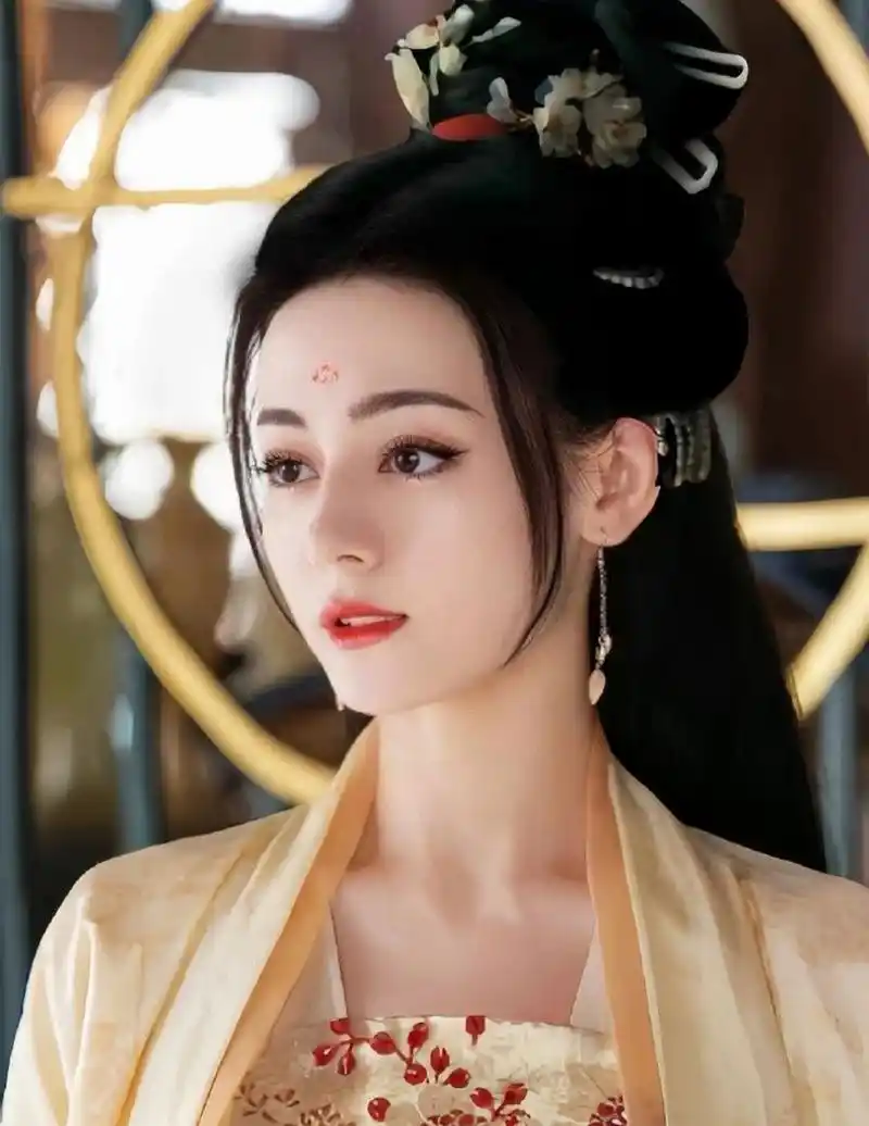 星闻#  网友给迪丽热巴p的古装造型图, 每一张都绝美, 到底是谁在说