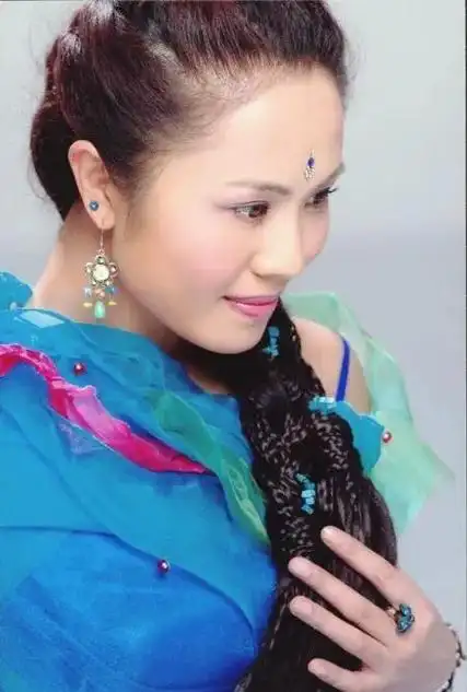 王莹是一位著名的中国女高音歌唱家,以其华丽的花腔技法和情感丰富的