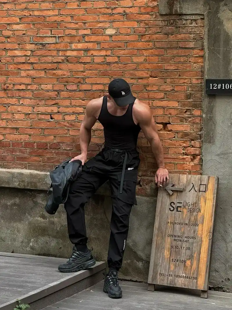 撸铁男人.#双开门身材 #黑皮体育生 #185体育生#福州健 - 抖音