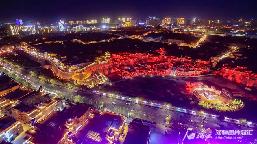 喀什古城夜色美春晚舞台人气旺