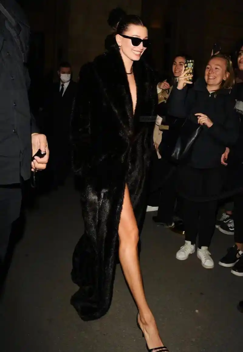海莉·比伯最新的街头造型,穿着刚刚发布的圣罗兰皮草大衣出街,真空