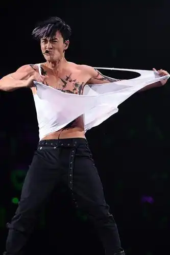 林峯广州演唱会太卖力,唱到尽兴撕衣秀腹肌!