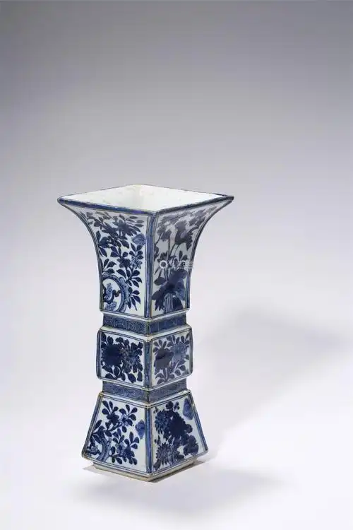 嘉靖 青花花卉纹花觚