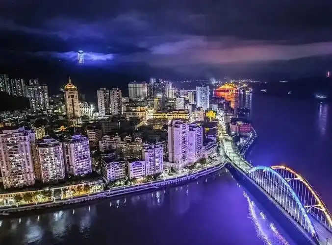 是广西东大门,中国西部大开发十二个省中最靠近粤港澳的城市,梧州是古