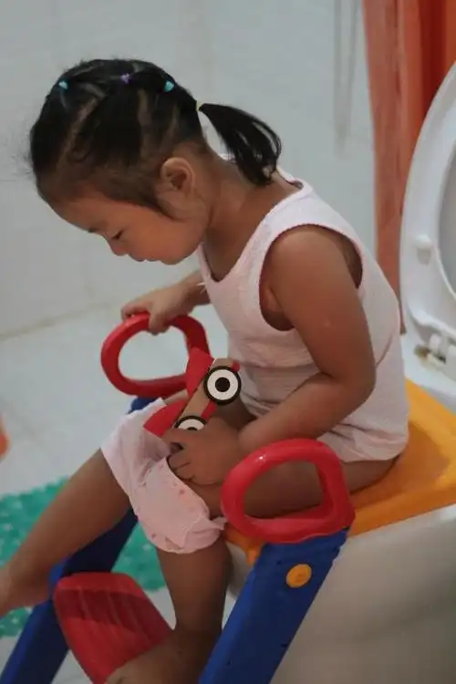 今天心情还不错,穿了自己选的漂亮裙子,要求带可以滋滋滋出照片的相机