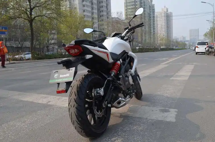 贝纳利黄龙300升级版