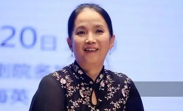 28年后,再看张丰毅现任妻子霍凡,才知道她和吕丽萍谁更"精明"