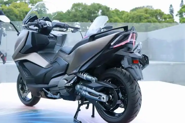 光阳三轮车款cv3以量产车身份全场米兰车展