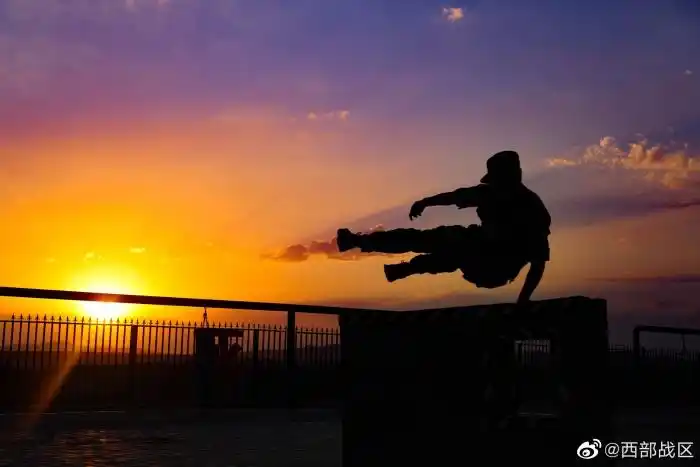 黄昏来临,官兵们乘着灿烂的晚霞,用矫健的身姿勾画出美丽的画卷.