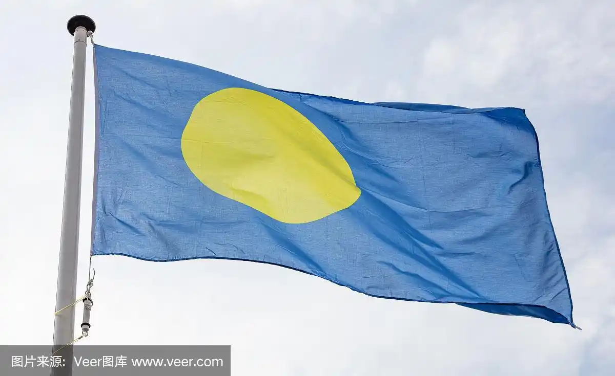 在多云的天空背景下飘扬的帕劳国旗