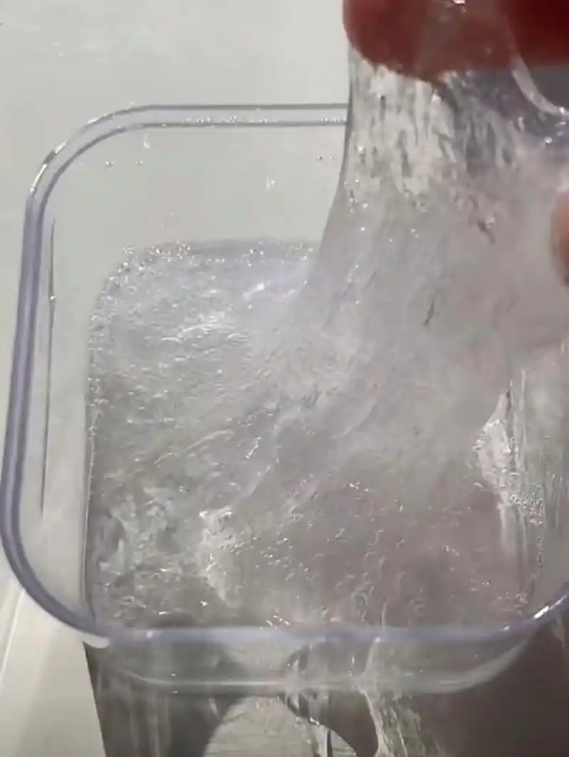 今天来教大家做假水 首先加入洗洁精我用的是白猫牌子的 再加入少量