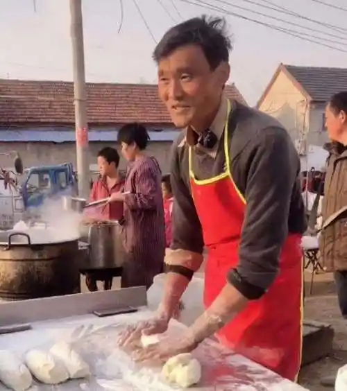 山东拉面哥门口现低俗直播事件解读什么原因