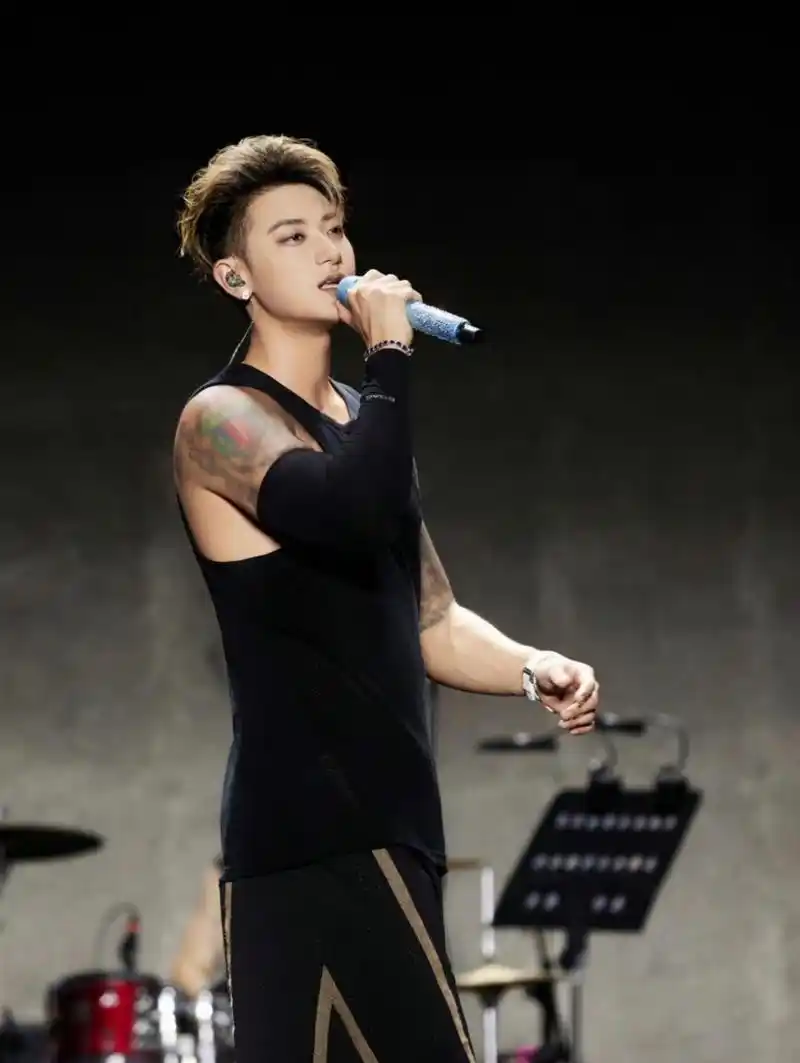 黄子韬现身音乐节帅气有型,发型还是酷劲十足,他整个人在舞台上就是