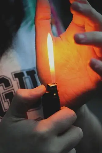 壁纸 打火机,火焰,手 3840x2160 uhd 4k 高清壁纸, 图片, 照片