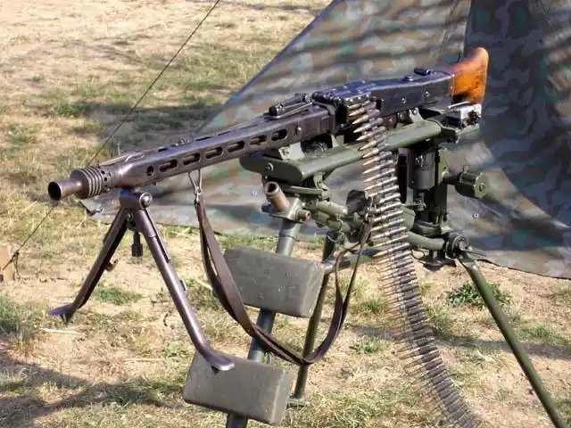 二战时期,德国的mg42机枪真的有那么强,难道它就没有不足之处?