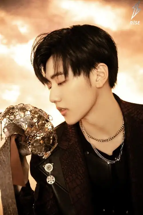 r1se超话7015#东方卫视跨年#转动时光齿轮,坚定向前拨开乌云追逐