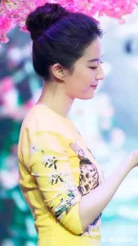 刘亦菲一身清新穿搭,扎丸子头更娇俏,美得出众