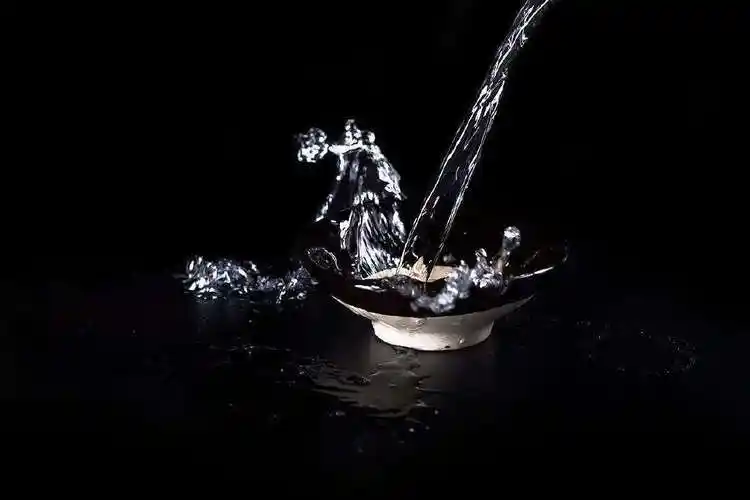 酒客只求今日醉,这是一种自知无望之后强行向自己演示的洒脱.