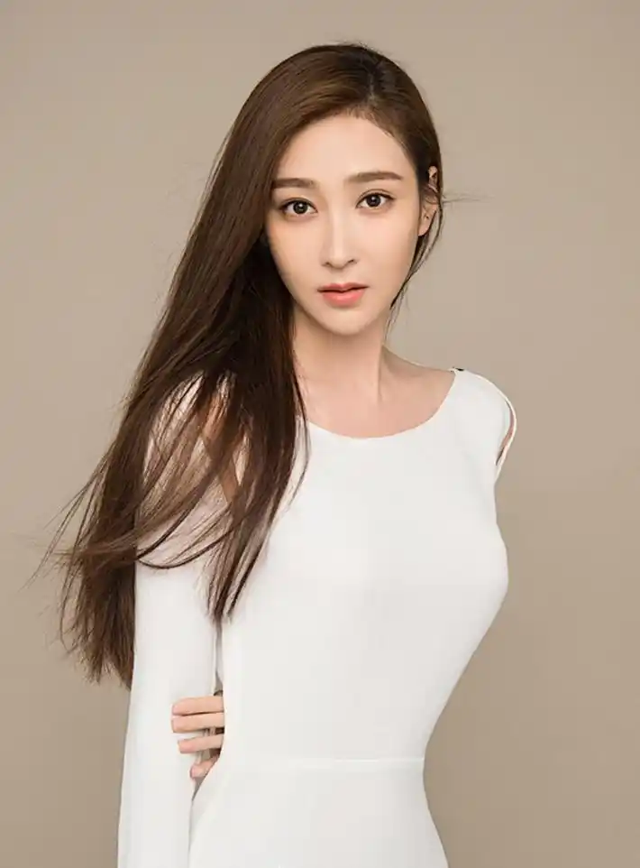 气质女星殷飞两套纯情写真,黑衣与白衣诠释美丽新境界