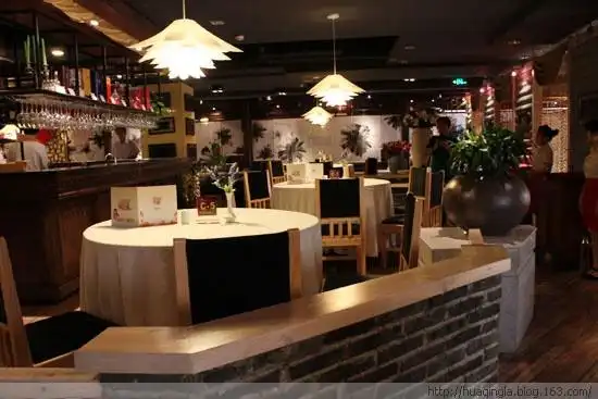 (青砖小回廊的右边是一溜小包间,左边是吧台区)