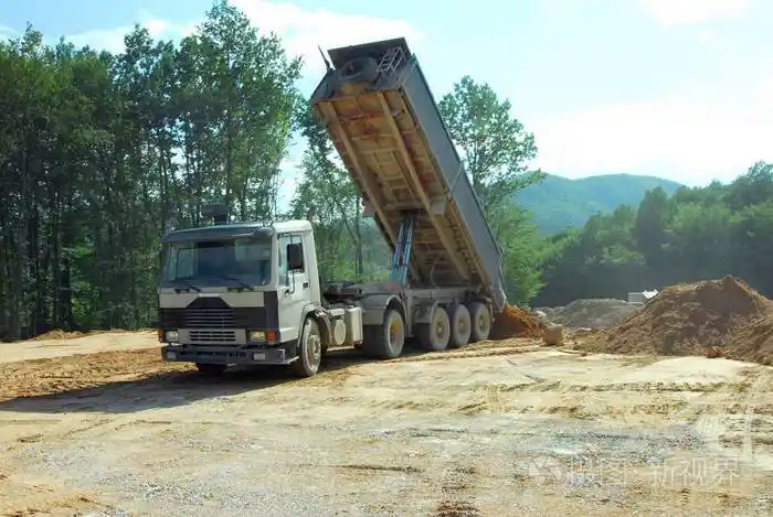 卡车翻斗车在工作