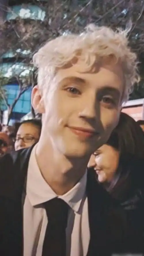 在youtube个人频道上上传第一个翻唱视频declangalbraith的tellmewhy