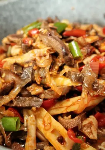 一小锅红烩羊杂端上桌,配红薯米饭更是要得的