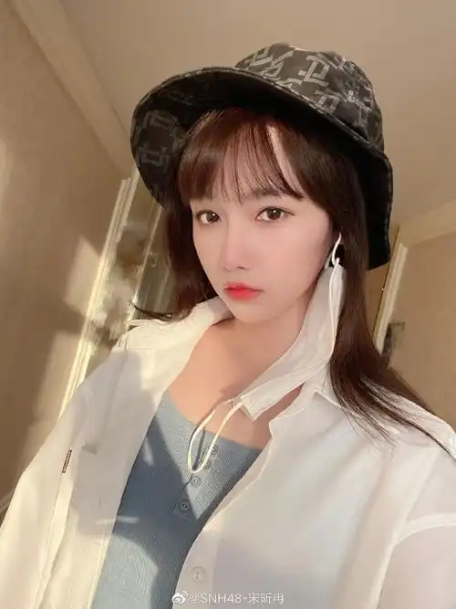 宋昕冉超话#爱豆能量月#自拍的时候晒了会儿太阳舒服子.