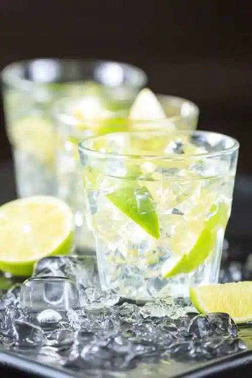 黑色背景中的青柠檬冰镇饮料