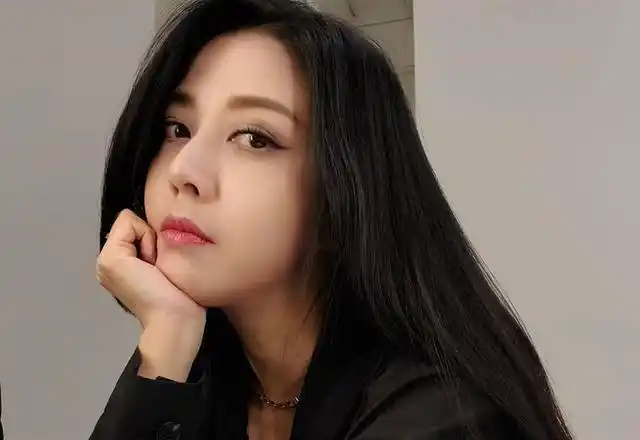 40岁韩瑜晒无滤镜真实照,素颜白嫩肌肤秒变大学生