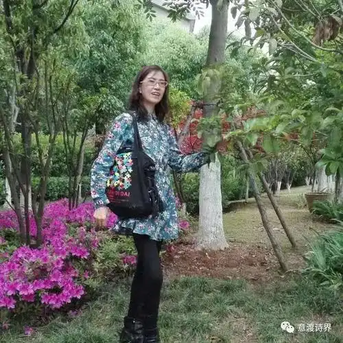 意在前沿 ○罗秋红的诗:逆着光自由行走 ○ 朗诵:梓滢 ○ 总第845期