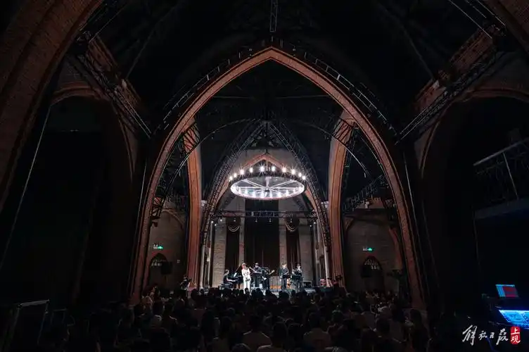 穿上花衬衫,摇起小扇子,两位美声大师沉醉夏日爵士风