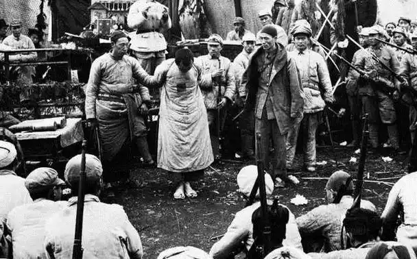 东北女匪首驼龙:入妓院被土匪娶做压寨夫人,为夫复仇走上不归路