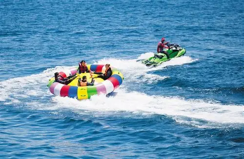 7月17日,游客在三亚蜈支洲岛旅游区体验新推出的水上项目"旋转大陀螺"