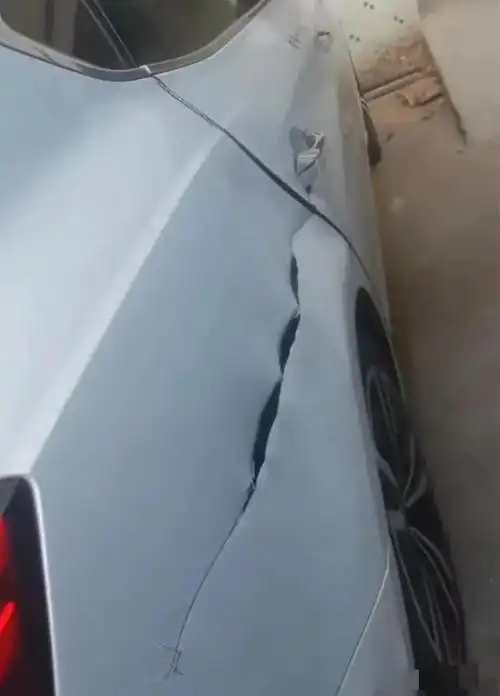 广东一男子去当货车司机开4天货车就剐蹭2次第二次坐在地上哭