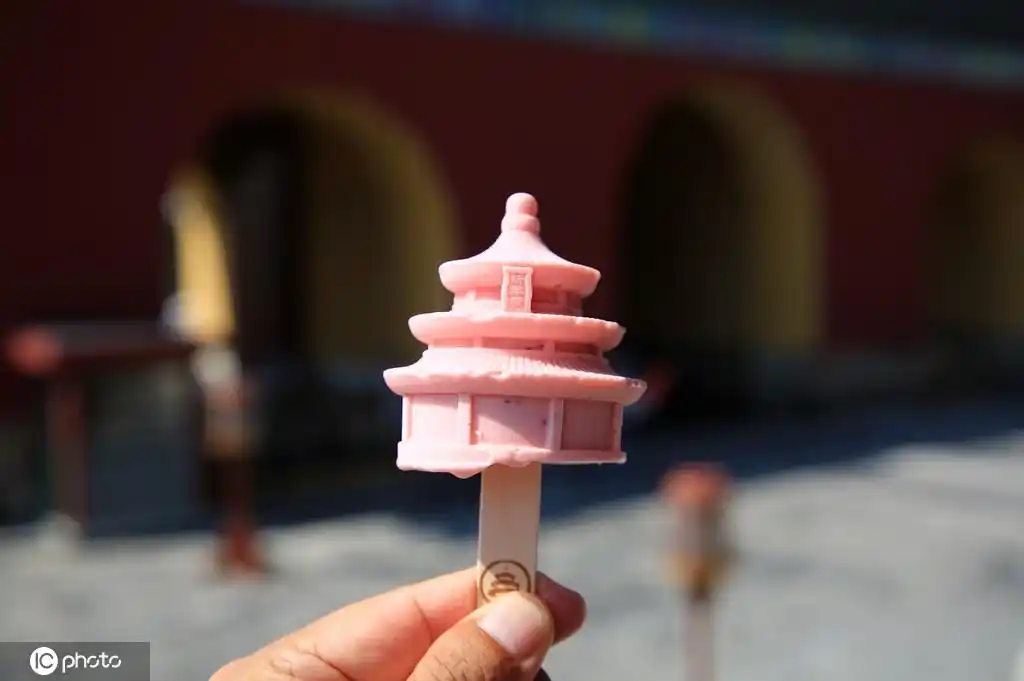 北京游客打卡天坛网红文创商品祈年殿祈福冰淇淋