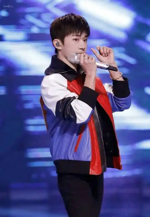 易烊千玺撞衫了:撞衫后的他成为网友一天的笑点__衣服