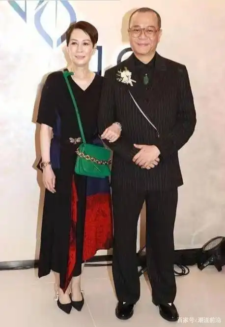 欧阳震华妻子显老却很耐看!身材高挑穿衣有型,气质仪态不输明星