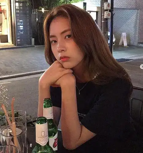 bigbang top恋情曝光!24岁「长发清纯系」绯闻女友晒拥抱亲密照