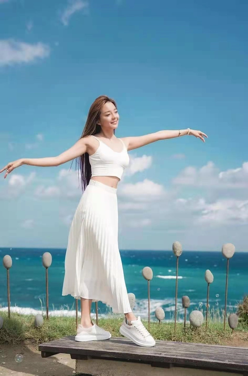 前华姐冠军余思霆和男友一年未见感情不变,晒逆天长腿大秀好身材