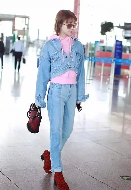 原创景甜虽然长得妩媚但扮嫩的技术真挺好一身牛仔套装太有学生感