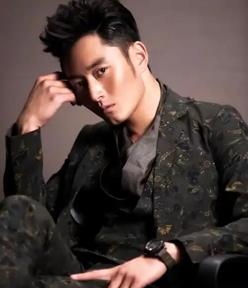 果郡王李东学不红那是因为他正在另一个圈里红得发紫