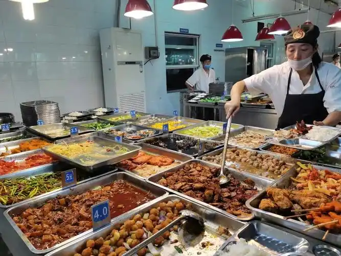 " 测量体温,消毒,办理手续…… 贴心的宿管阿姨 带来暖心的呵护 食堂